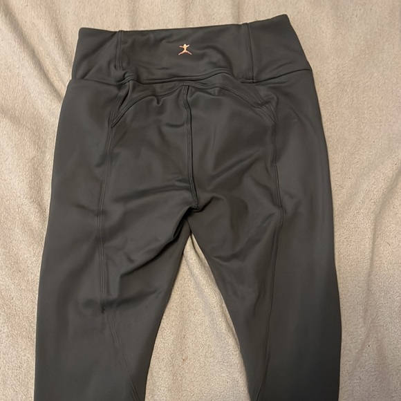 WORN- SIZE SMALL- DARK GRAY DANSKIN THERMAL LEGGINGS WITH POCKETS! - Picture 2 of 4